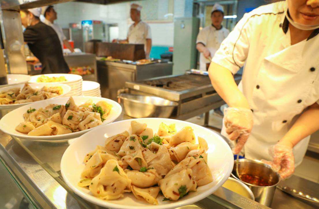 女學生釣魚舉報食堂阿姨？校方稱將追究造謠者責任
