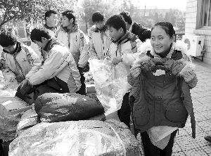 減免貧困生校服款6萬余元 當助學金返給學校