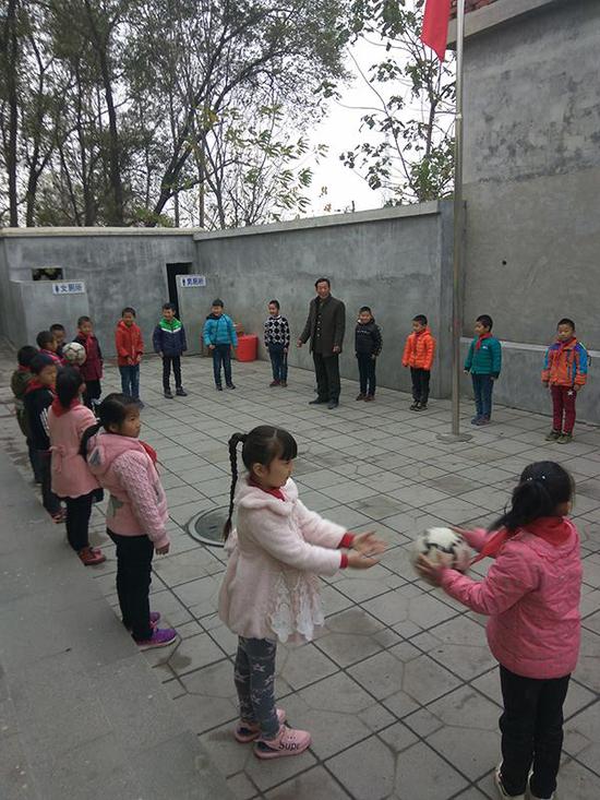 夫妻教師撐起一座村?。簣?jiān)守34年教出數(shù)百大學(xué)生