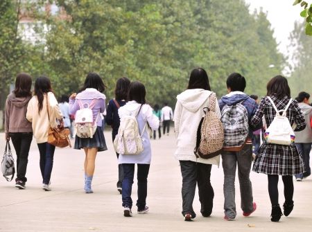 大學(xué)要求學(xué)生背書包上課，端正學(xué)習(xí)態(tài)度！