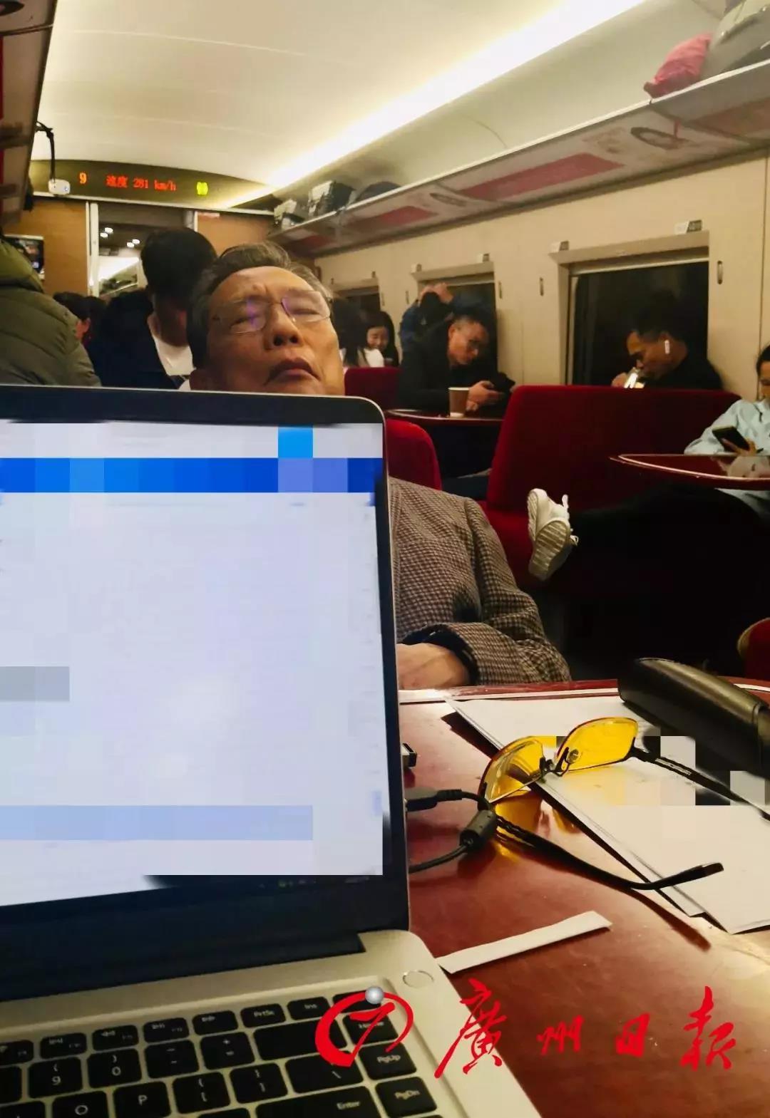 這10組刷屏照片看哭無數(shù)人！告訴孩子：如果有英雄，他們都是！