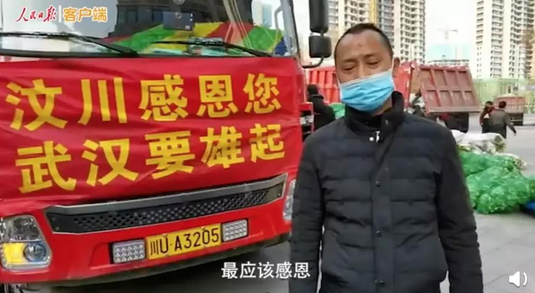 感動！耿直！來自汶川的6輛卡車上，貼著同一句話…