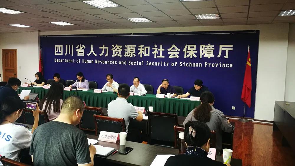 我省今年專(zhuān)升本計(jì)劃擴(kuò)大到了3.2萬(wàn)名左右，研究生計(jì)劃擴(kuò)大到2萬(wàn)人左右