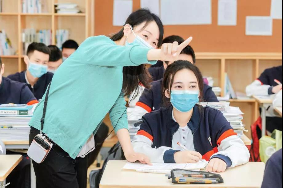 高考后學(xué)生為什么要扔書？如果不是因為要中考、高考，還會有多少學(xué)生愿意坐在教室里，安心聽老師講課？聽川師大李松林教授講答案