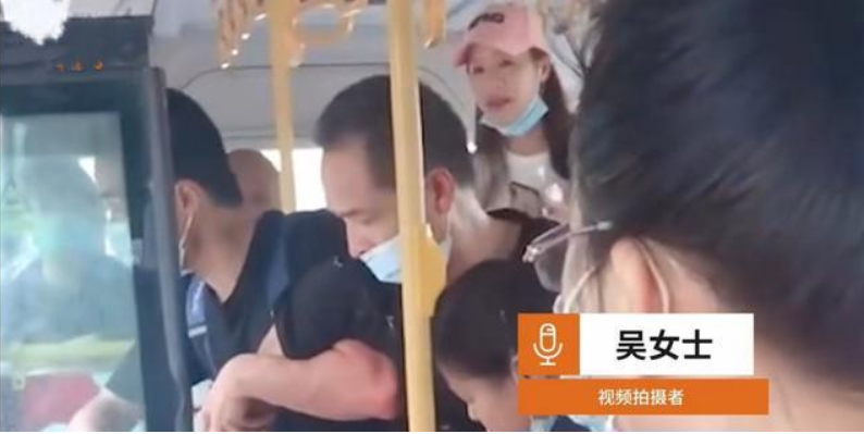 湖北一警校學(xué)生公交車上揪住小偷不放，他不怕對(duì)方出聲威脅